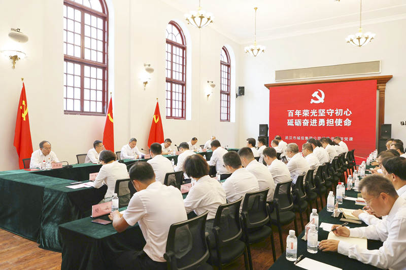 2023年7月1日，市城投集團(tuán)公司黨委開(kāi)展“七一”主題黨日活動(dòng)，集團(tuán)公司黨委書(shū)記、董事長(zhǎng)余新民現(xiàn)場(chǎng)講授黨課。.jpg